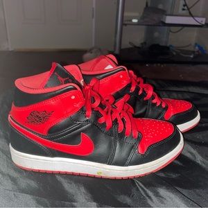 Mens Air Jordon 1s size 8 worn twice bought during winter.